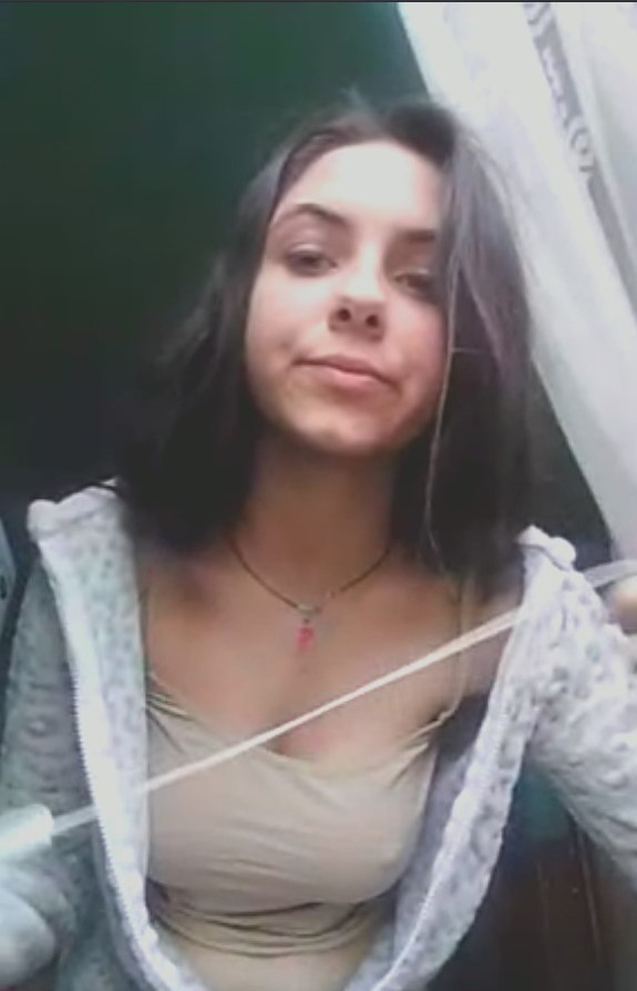 Hot polish teen Wiktoria Bystron shows her tits