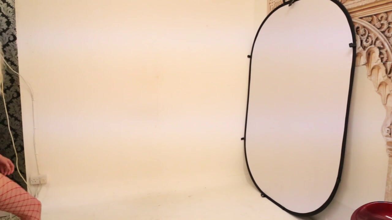 Watch as Shy UK model Melissa takes off her bra and poses