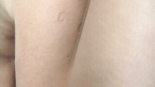 arual bläst auf dem Tisch