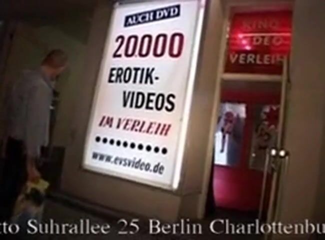 Reife Deutsche Frau hat Gangbang im Kino