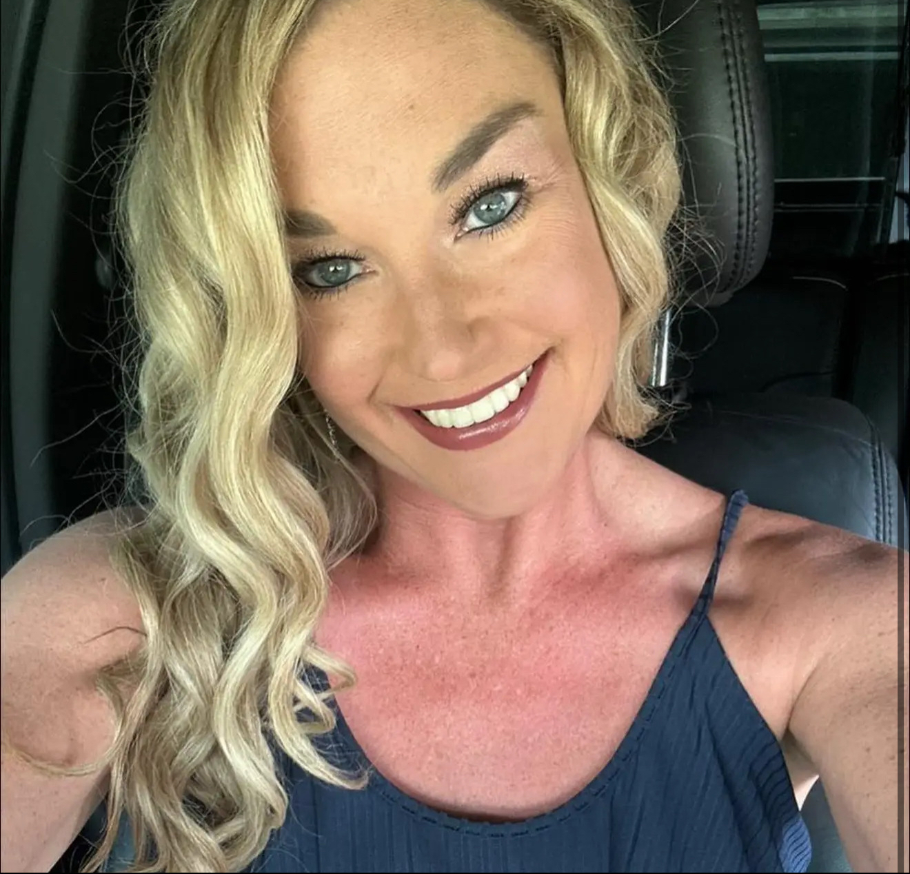 Squirting slut with loose pussy