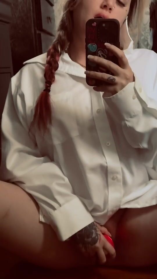 Briana the tatted slut playing with her pussy