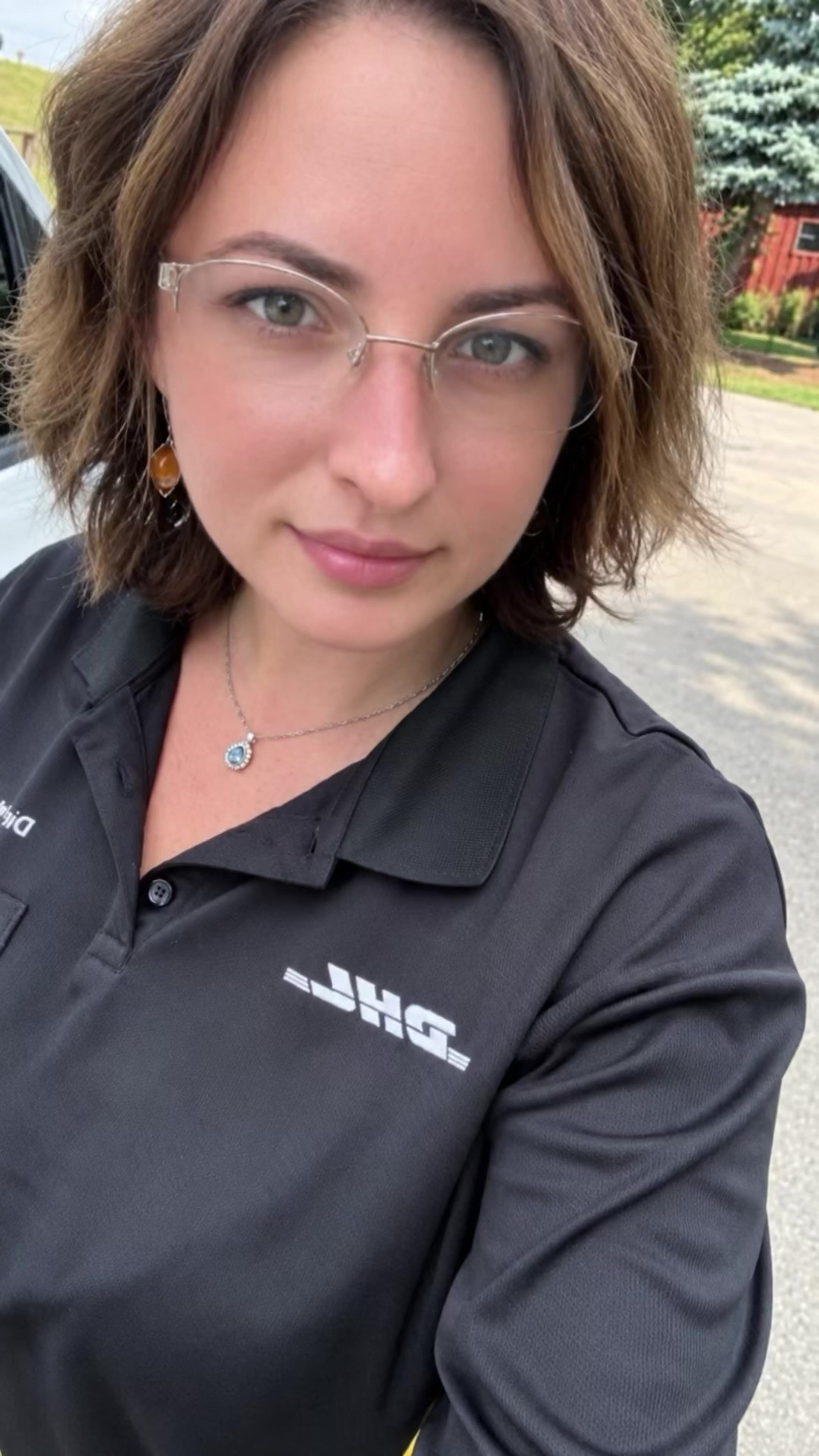 Kinky DHL delivery woman
