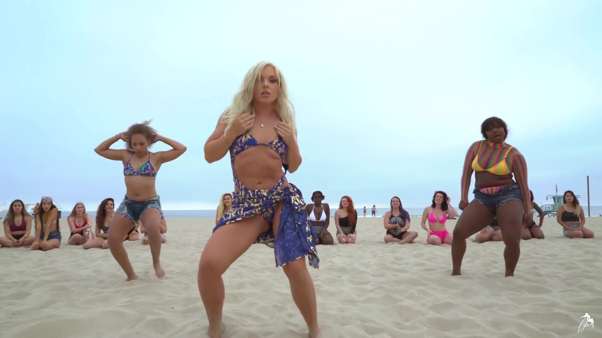 Blonde Babe Beach Twerk