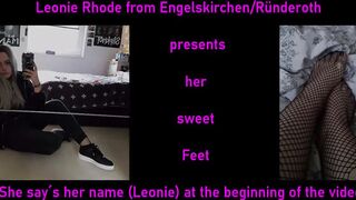 Leonie Rhode shows her naked feet