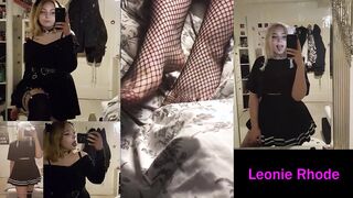 Leonie Rhode shows her naked feet