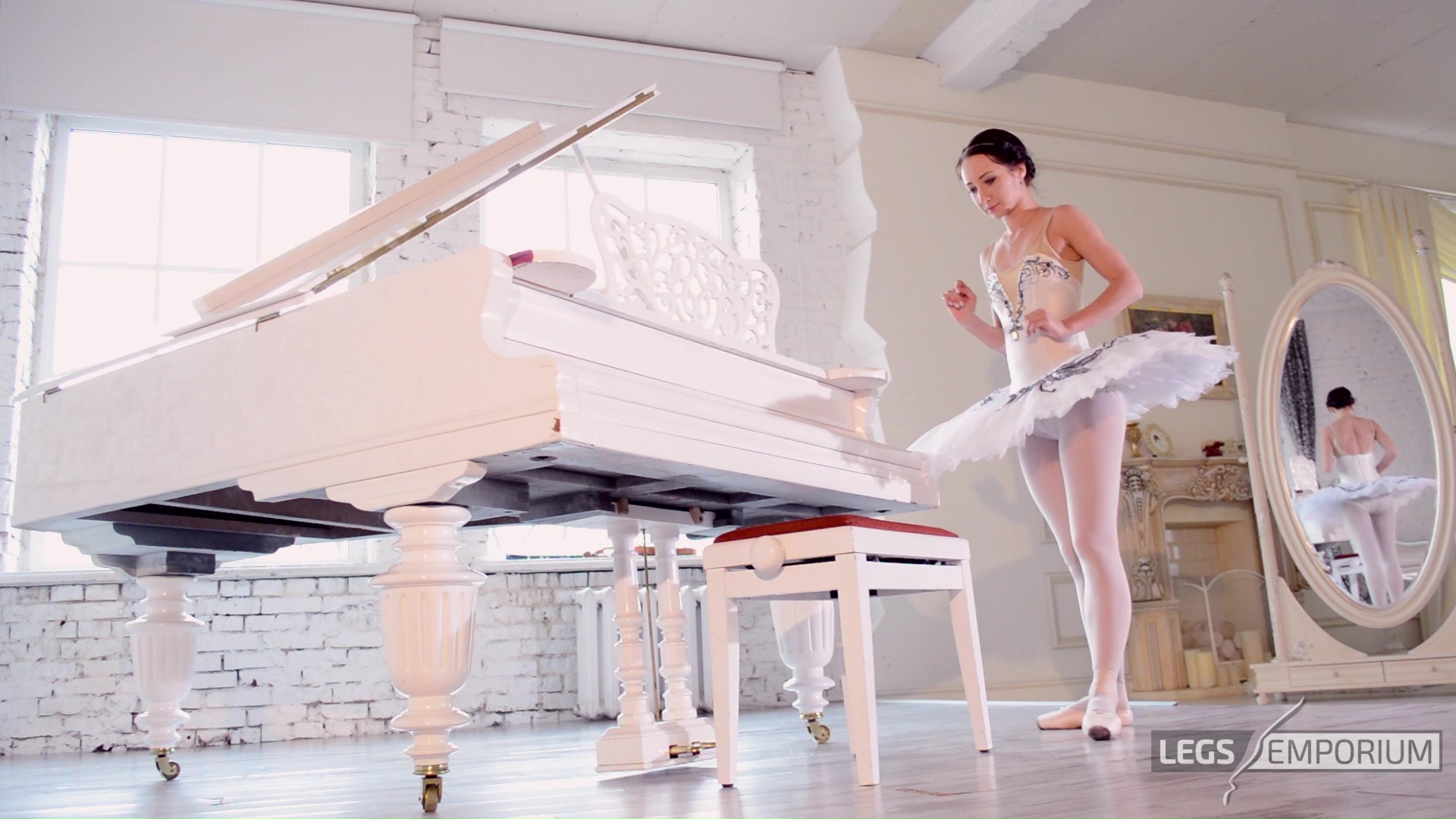 Alexa - White Ivory Key and Sexy Legs Fanedit