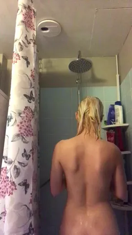 Webslut Ida taking shower