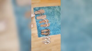 Pia aus Großglattbach barfuß mit Flip Flops