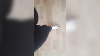 Pia aus Großglattbach barfuß mit Flip Flops