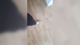 Pia aus Großglattbach barfuß mit Flip Flops