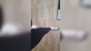 Pia aus Großglattbach barfuß mit Flip Flops