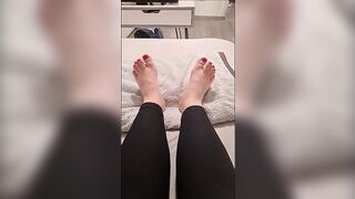 Derya Kocyigit aus Emsdetten zeigt ihre Füße