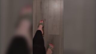 Derya Kocyigit aus Emsdetten zeigt ihre Füße