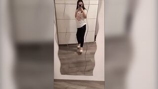 Derya Kocyigit aus Emsdetten zeigt ihre Füße