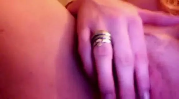 Slut fingering herself