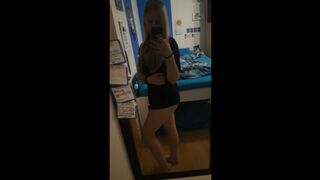 Pia aus Großglattbach posiert vorm Spiegel + Füße