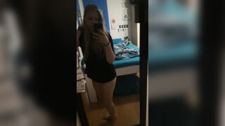 Pia aus Großglattbach posiert vorm Spiegel + Füße