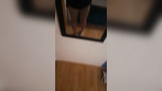 Pia aus Großglattbach posiert vorm Spiegel + Füße