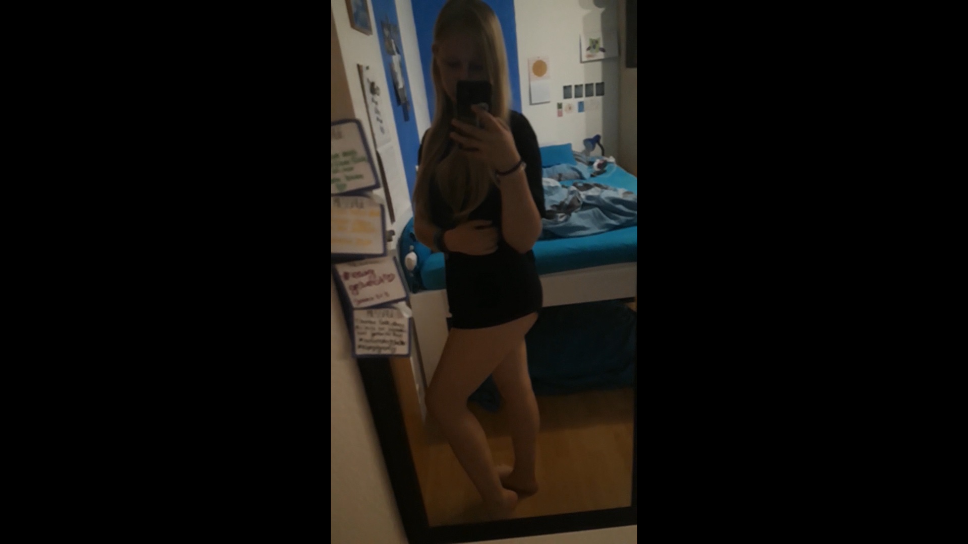 Pia aus Großglattbach posiert vorm Spiegel + Füße