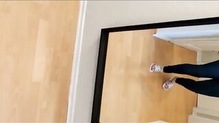 Katharina Mayer aus Gummersbach zeigt ihre Füße