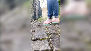 Katharina Mayer aus Gummersbach zeigt ihre Füße