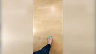 Katharina Mayer aus Gummersbach zeigt ihre Füße