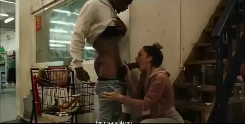 a daring blowjob in the grocery store1