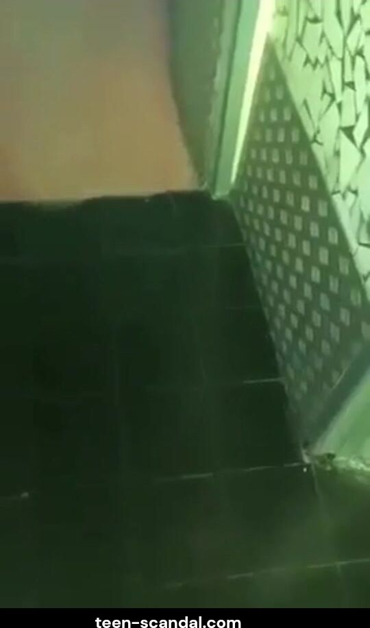 2-sluts-caught-in-club-toilet